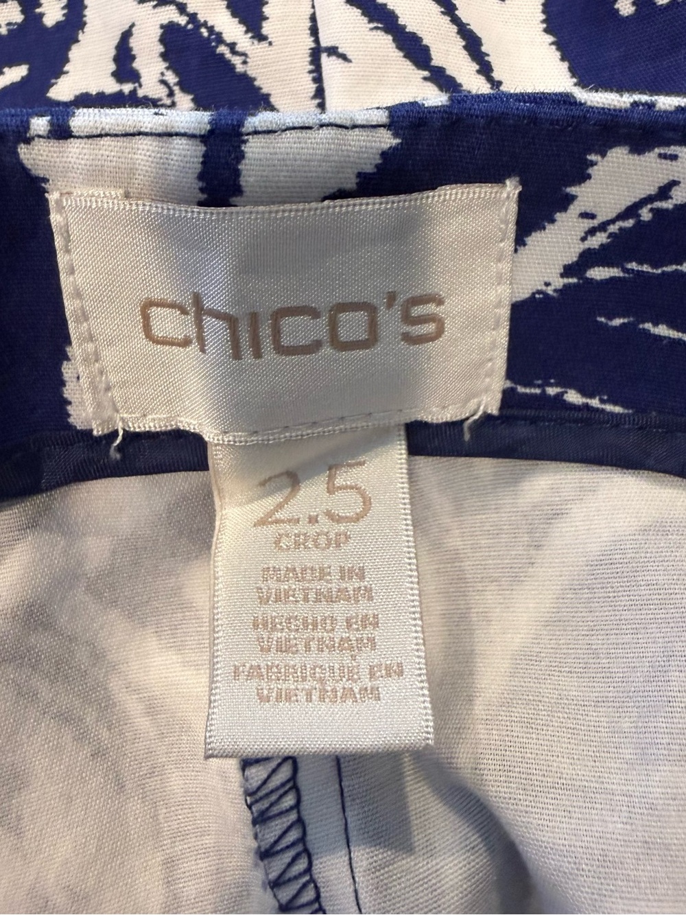 Chico's Navy and White Floral Crop Pants Size 2.5 - Picture 6 of 8